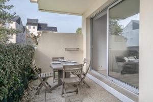 Patio alebo iná vonkajšia časť ubytovania Coquet appartement à 300 m du port du Pouliguen