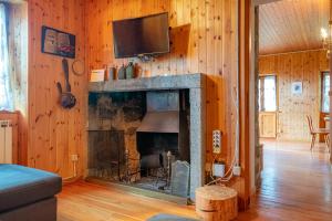 a living room with a fireplace with a tv above it at Il Salice by Wonderful Italy in Bellagio