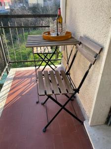 uma mesa e um banco sentados numa varanda em La casa di Nettuno em La Spezia