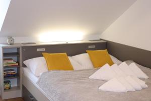 上布拉特納的住宿－Apartmán Justýna Horní Blatná，一张黄色和白色枕头的床