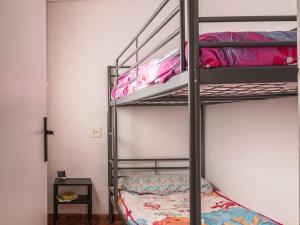 two bunk beds in a room with a table at Casa con piscina a 5 min de la playa in Burriana