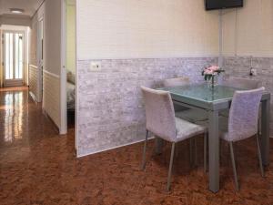 - une table avec deux chaises et un vase de fleurs dans l'établissement Casa con piscina a 5 min de la playa, à Burriana