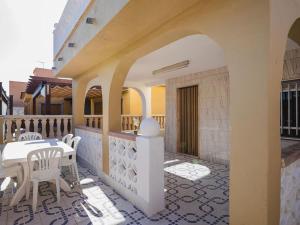d'une terrasse avec une table et des chaises sur un balcon. dans l'établissement Casa con piscina a 5 min de la playa, à Burriana
