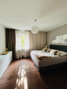ein Schlafzimmer mit einem großen Bett und einem großen Fenster in der Unterkunft Apartment Leo6 in Salzburg