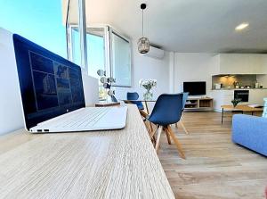 Televízia a/alebo spoločenská miestnosť v ubytovaní NUEVO! Algaida Calahonda Beach Studio