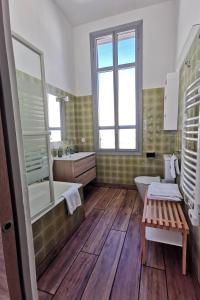 La salle de bains est pourvue d'une baignoire, de toilettes et d'un lavabo. dans l'établissement Rougetomette, à Nîmes