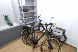 dwa rowery zaparkowane obok siebie w pokoju w obiekcie Casa Fernando y Maruja w mieście Pego