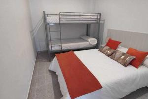 sypialnia z łóżkiem i łóżkiem piętrowym w obiekcie Casa Fernando y Maruja w mieście Pego