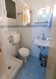 a bathroom with a toilet and a sink at ΩΚΕΑΝΙΣ in Loutra Edipsou