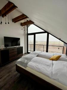 ein Schlafzimmer mit einem großen Bett und einem großen Fenster in der Unterkunft Holiday Resort Šefec in Liptovská Sielnica + 82 Fotos