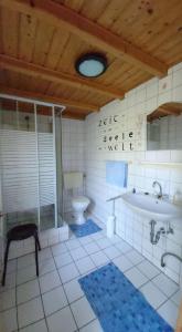 ein Badezimmer mit Toilette, Badewanne und Waschbecken in der Unterkunft Ferienhof-Jameln-Lüneburger-Heide in Jameln