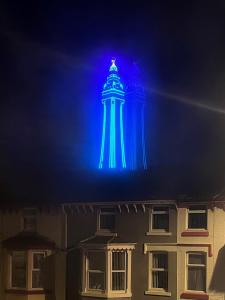 ブラックプールにあるNew Derina Hotelの青いライトが映える建物