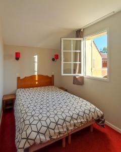 a bedroom with a bed and a window at Maison de vacances pour détente dans résidence familiale avec prêt de vélos in Monflanquin