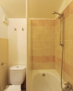 a bathroom with a tub and a toilet and a shower at Maison de vacances pour détente dans résidence familiale avec prêt de vélos in Monflanquin