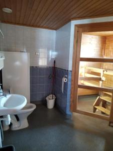 Kylpyhuone majoituspaikassa Kylpyläsaari camping