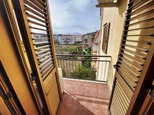 una puerta abierta a un balcón con vistas en Katia's Home, en Scalea