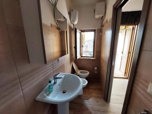 łazienka z umywalką i toaletą w obiekcie Katia's Home w mieście Scalea