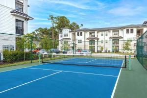 a tennis court in front of a building at Vintage Amelia Island Florida in Fernandina Beach +62 photos