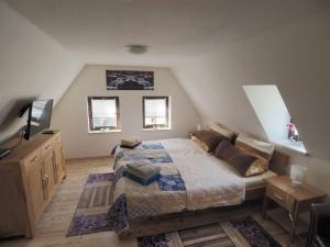 a bedroom with a large bed in a attic at Ferienhaus Sissi mit Whirlpool, Sauna u sehr ruhig in Großschönau