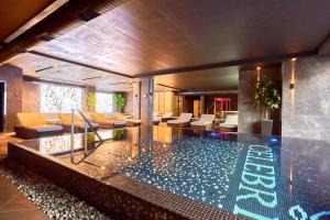 Bazén v ubytování Twins Hotel & Spa nebo v jeho okolí