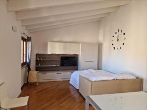 ein Schlafzimmer mit einem Bett und einer Uhr an der Wand in der Unterkunft Vittoria al Lago in Desenzano del Garda