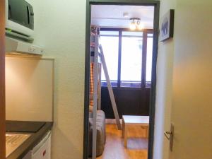 een deur naar een keuken met een ladder in een kamer bij Studio Tignes, 1 pièce, 3 personnes - FR-1-502-450 in Tignes