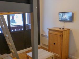 een kamer met een stapelbed, een televisie en een deur bij Studio Tignes, 1 pièce, 3 personnes - FR-1-502-450 in Tignes