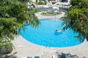 an overhead view of a large swimming pool with people in it at Optimist las americas in Playa de las Americas