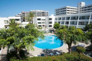a large swimming pool in front of a building at Optimist las americas in Playa de las Americas