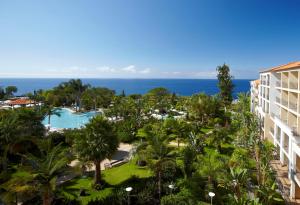 eine Luftaufnahme des Resorts mit dem Meer im Hintergrund in der Unterkunft Hotel Porto Mare - PortoBay in Funchal