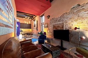 a living room with a couch and a brick wall at Ca' Ranieri Tenti in Venice