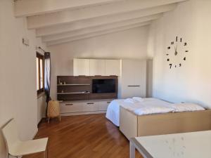 ein Schlafzimmer mit einem Bett und einem TV an der Wand in der Unterkunft Vittoria al Lago in Desenzano del Garda