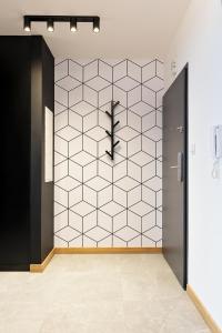 Una habitación con una pared en blanco y negro. en Apartamenty STUDIO M, en Busko-Zdrój