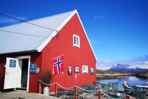 TranøyaにあるTranøy Fyrの赤い納屋