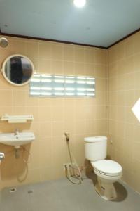 bagno con servizi igienici e lavandino di ภูผาฮิลล์ รีสอร์ท a Lan Saka