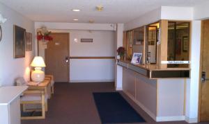um quarto de hospital com um balcão de recepção e uma sala de espera em Colorado River Value Inn em Bullhead City
