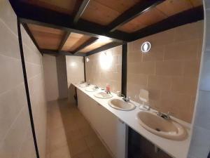 - Baño con 3 lavabos y 2 espejos en Hostal Casa Búho, en Antigua Guatemala