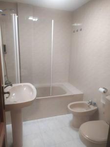 Ένα μπάνιο στο Apartamento Puente