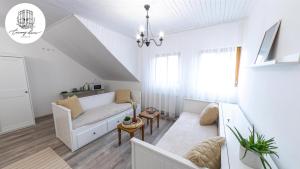 ein Wohnzimmer mit einem Sofa und einem Tisch in der Unterkunft Penzión Čarovný dvor 
