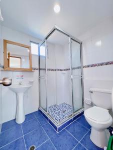 Condominio bahia blanca في كوفيناس: حمام مع دش ومرحاض ومغسلة