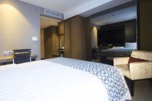 Postel nebo postele na pokoji v ubytování Aston Priority Simatupang Hotel and Conference Center