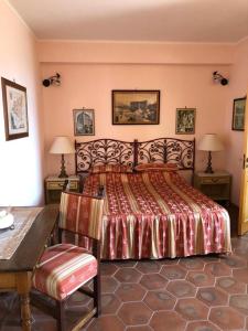 um quarto com uma cama, uma mesa e cadeiras em La Capanna di Giuseppe e Maria em Taormina