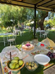 uma mesa com muitos pratos de comida em La Capanna di Giuseppe e Maria em Taormina