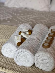 a pair of towels with a bottle of wine and chocolate at CASONA LARA Lodge & Distillery in Caraz