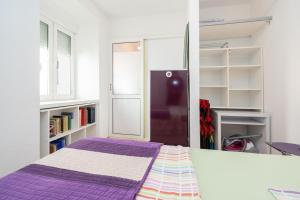 - une chambre avec un lit violet et un placard dans l'établissement Apartment Bazen, à Zadar