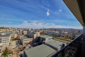 une vue aérienne sur une ville avec des bâtiments dans l'établissement Alessandro Home 7 Luxury Centru Palas Mall Iași Q Residence, à Iaşi