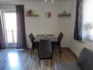 uma mesa de jantar e cadeiras num quarto em Ferienwohnung Huber em Engelhartszell