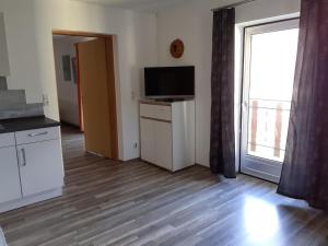 Televízia a/alebo spoločenská miestnosť v ubytovaní Ferienwohnung Huber
