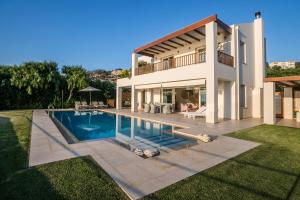 アルミリダにあるSK Place Luxury Seafront Villas Chaniaの庭にスイミングプールがある家
