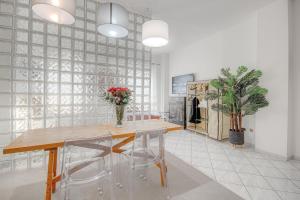 uma sala de jantar com uma mesa de madeira e cadeiras em Right House Sur le Port - Harbour View em Cagliari